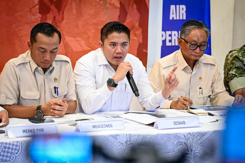 Seskab Teddy: Sejak Hari Pertama, Negara Hadir dan Bekerja Tangani Bencana Sumatra