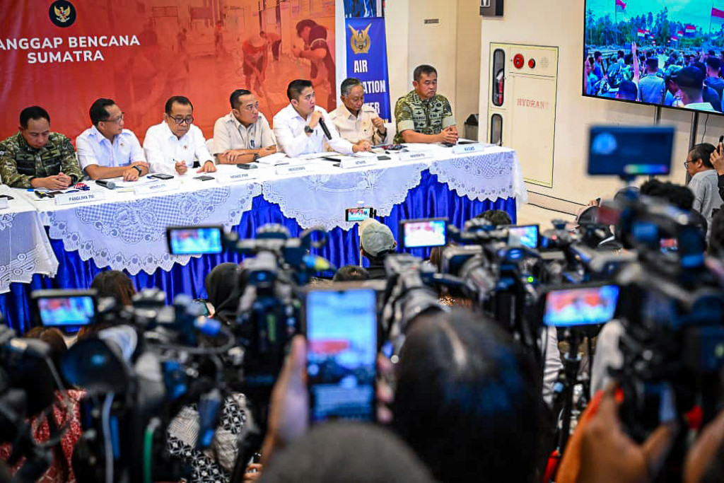 Seskab Teddy Sejak Hari Pertama, Penanganan Bencana Sumatra Sudah Berskala Nasional