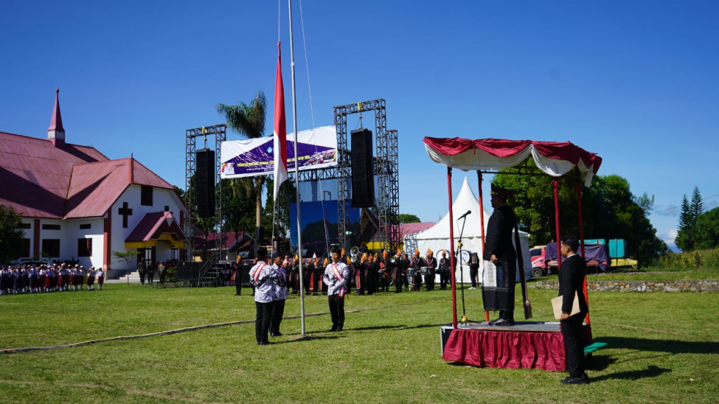 Sigumpar Menjadi Tempat Memperingati HGN, Bupati Targetkan Peningkatan Jumlah Siswa Masuk SMA Unggul