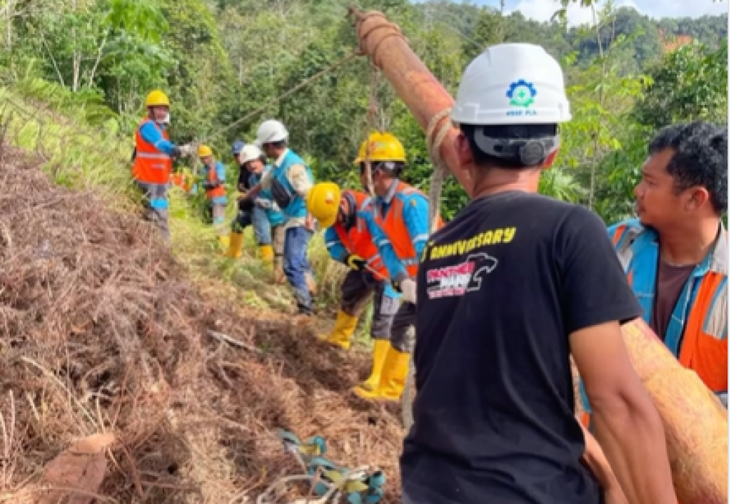 SinyaI Lumpuh, Personel PLN Tempuh Jalur Berbahaya di Sibolga Demi Listrik Menyala