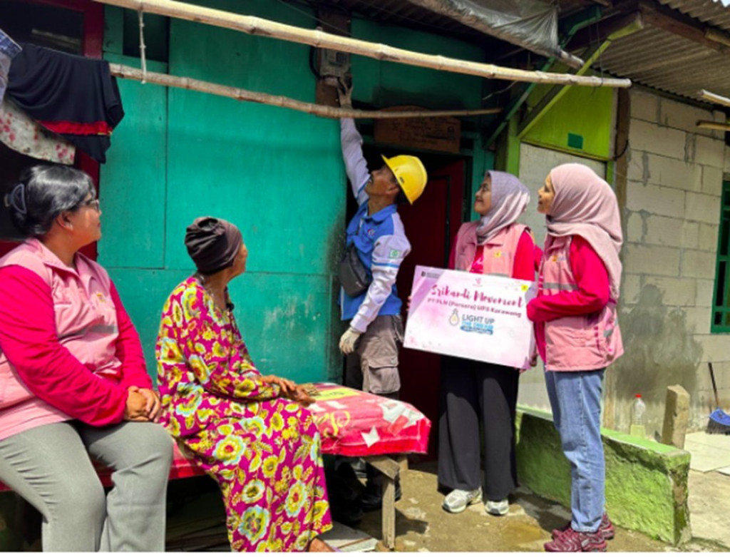 Srikandi PLN Hadirkan Listrik Terang bagi Perempuan Tangguh di Karawang