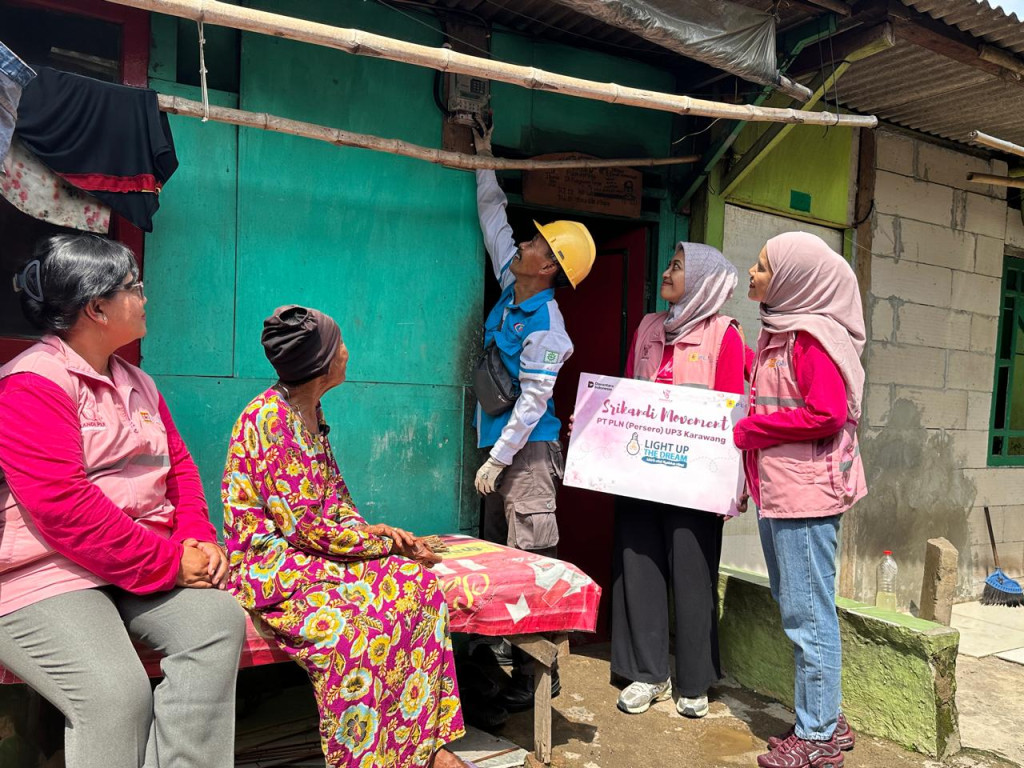 Srikandi PLN UP3 Karawang Gelar Light Up The Dream, Hadirkan Terang Baru untuk Ibu Arsiti dan Ibu Tinah