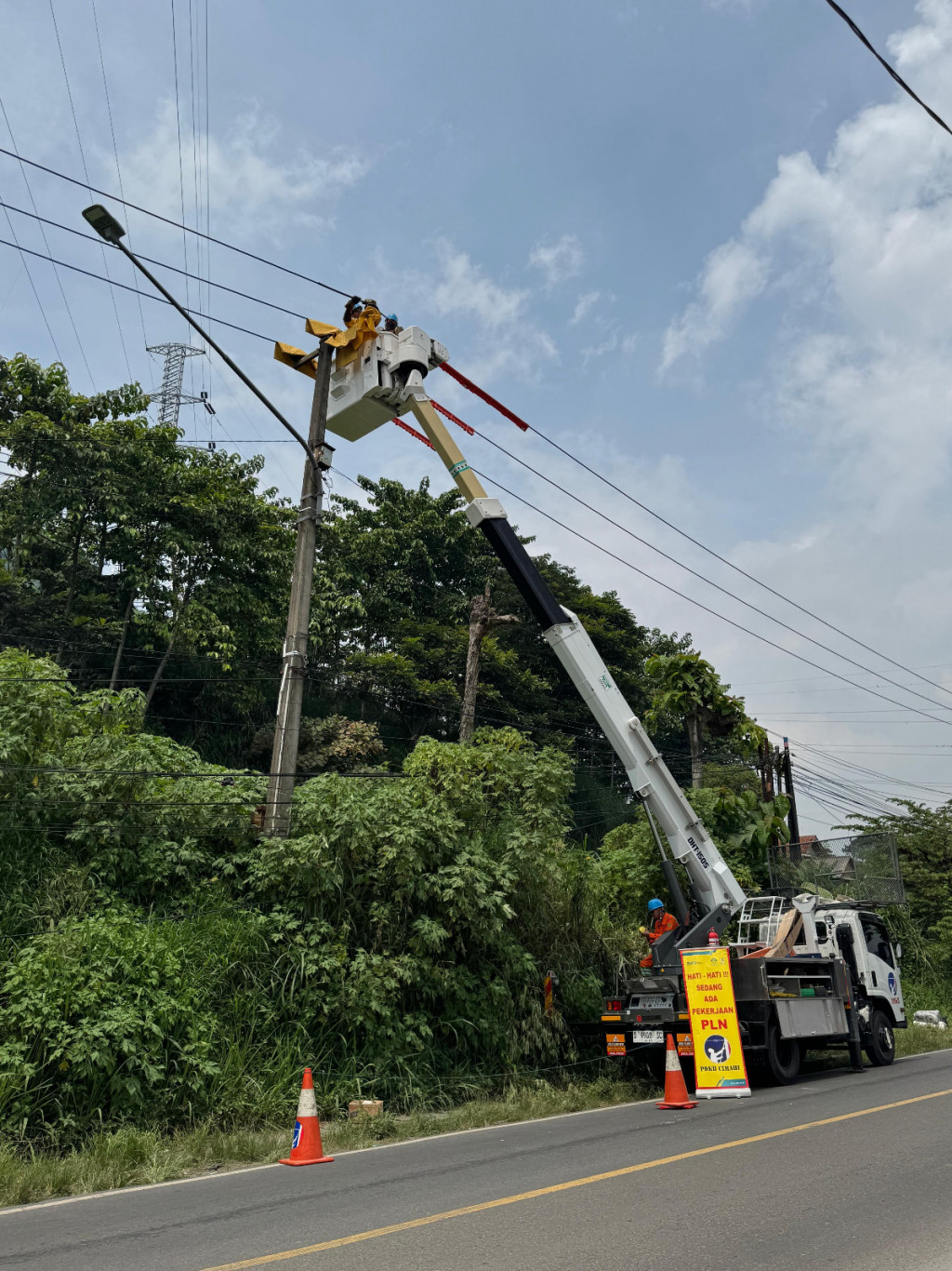 Strategi PLN UP3 Cimahi Sambut Nataru: Optimalkan Gardu dan Proteksi Jaringan.