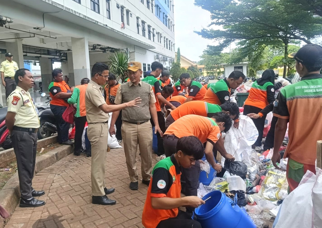Sudin LH Jakbar Gerebek Sampah di Rusun Pesakih Duri Kosambi Cengkareng