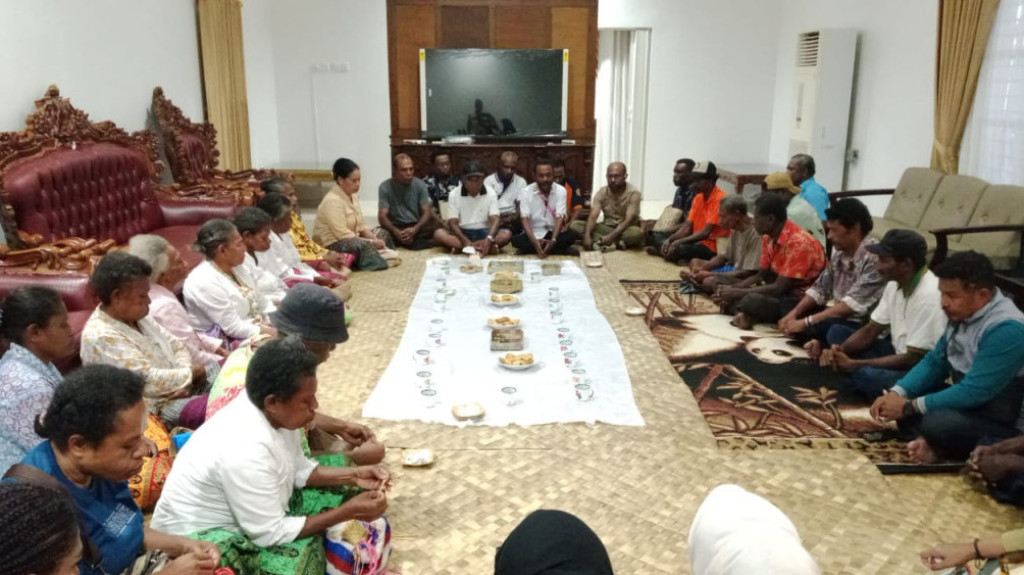 Tempati Rumah Negara 2, Wakil Bupati Fakfak Gelar Prosesi Adat