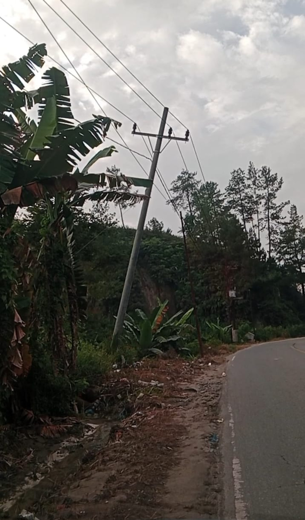 Tiang Listrik Nyaris Tumbang, Himbau Pengguna Jalan Waspada Melintas Jelang Tahun Baru 2026