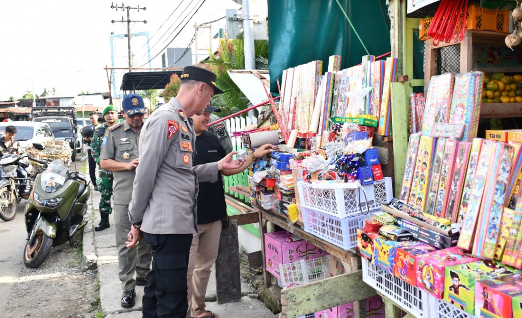 Tim Gabungan Razia Penjual Petasan dan Kembang Api di Gunungsitoli, Sejumlah BB Diamankan