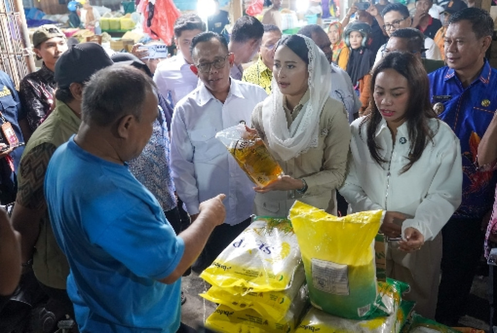 Tinjau Bapok di Pasar Remu Sorong Jelang Nataru, Wamendag Roro Pastikan Ketersediaan Bapok Aman dan Harga Stabil