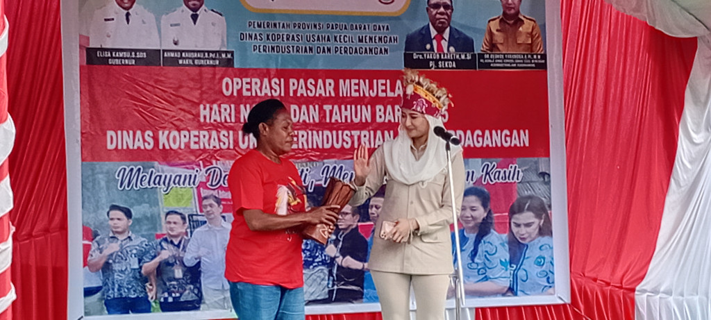 Tinjau Pasar Remu Sorong Jelang Nataru, Wamendag Roro Pastikan Ketersediaan Bapok Aman dan Harga Stabil