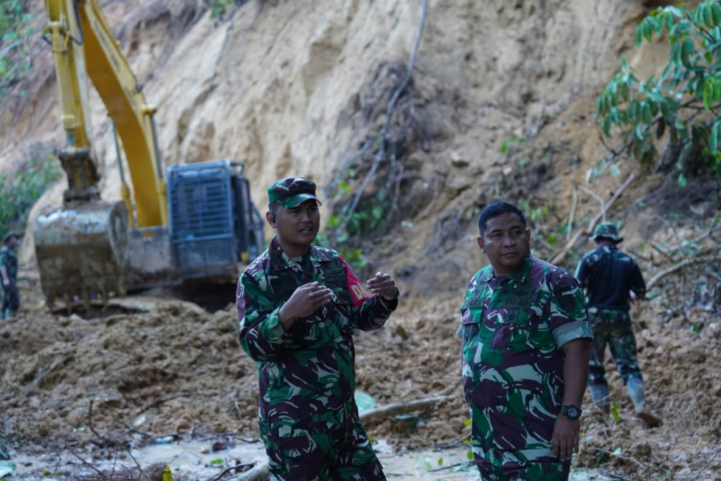 TNI dan Pemda Berhasil Pulihkan Jalur Tarutung–Sibolga Sumatera Utara Pasca Longsor