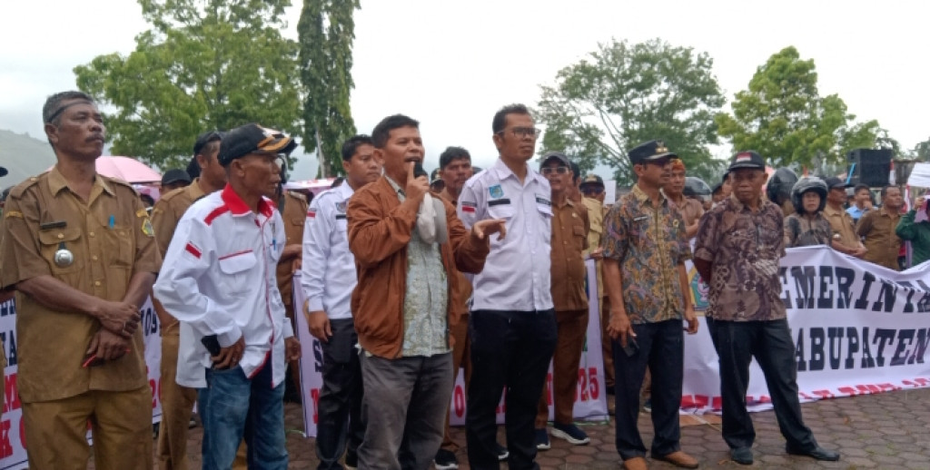 Tolak Akan PMK Nomor 81 Tahun 2025 Ratusan Kades Yang Tergabung di APDESI Samosir Lakukan Aksi Damai Ke Pemkab Samosir Dan DPRD Samosir