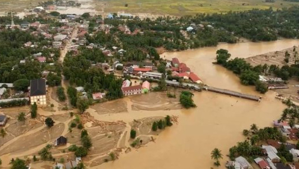 Tragedi Longsor dan Banjir Disertai Ribuan Kayu Luluhlantakkan Kawasan di Aceh Sumatera