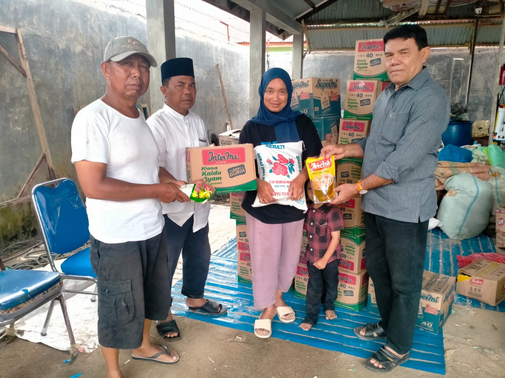 Tuani Lumban Tobing Serahkan Bantuan Kemanusiaan ke Warga Pasar Sorkam