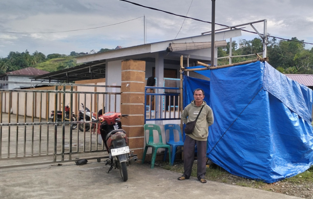 Uang Simpanannya Gak Dicairkan, Nasabah Dirikan Tenda di Depan Kantor KSP3 Cabang Gunungsitoli