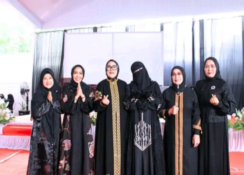 Ummi Pipik Isi Pengajian Perwiritan At-Taqwa yang Dihadiri Bupati Labuhanbatu