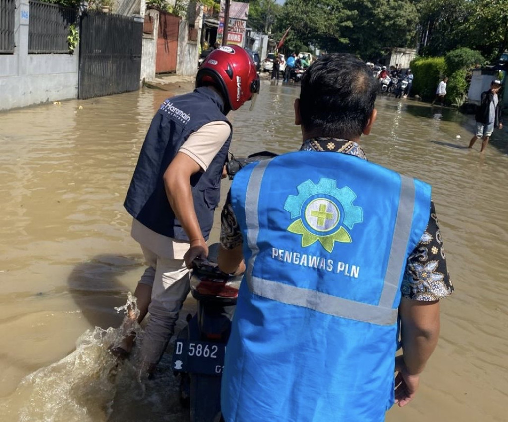 UP3 Bandung Berbagi Program Jumat Berkah Di Tengah Banjir Sekitar Dayeuhkolot