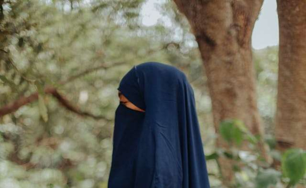 Viral Menteri India Tarik Paksa Cadar Dokter Perempuan di Acara Resmi