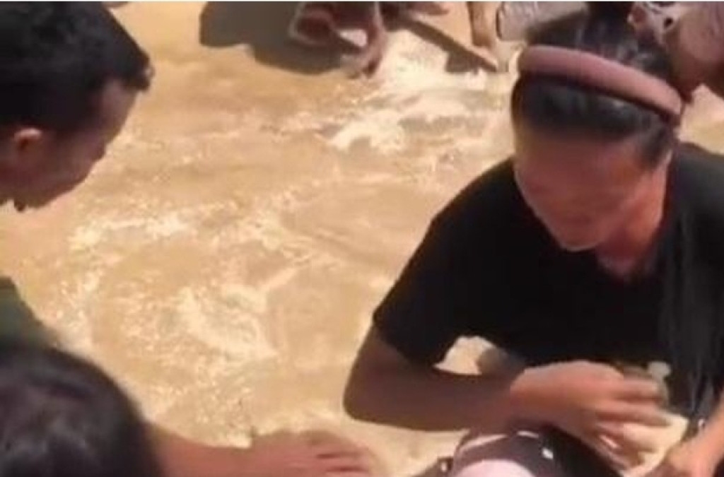 Viral Warga Taput Mengais Beras Jatuh dari Helikopter, Pemprov Sumut Beri Penjelasan