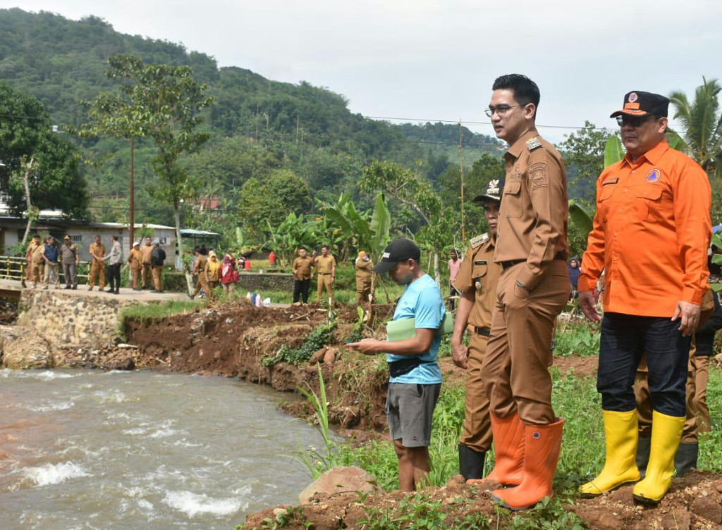 Wabup Sumedang Tinjau Pengerukan Sedimentasi Sungai Cileuleuy, Antisipasi Luapan ke Sawah Warga
