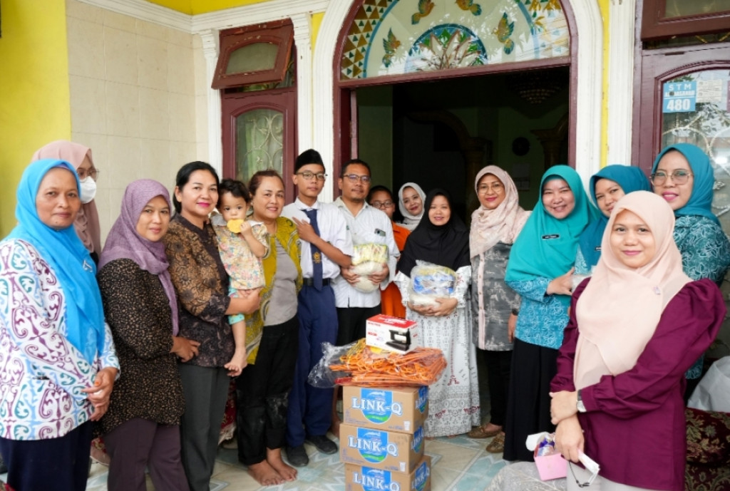 Wujud Kepedulian, TP PKK Kota Binjai Serahkan Bantuan kepada Pengurus Terdampak Banjir