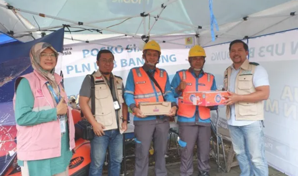 YBM PLN UP3 Bandung Salurkan Bantuan dan Semangati Korban Banjir Bandung Selatan