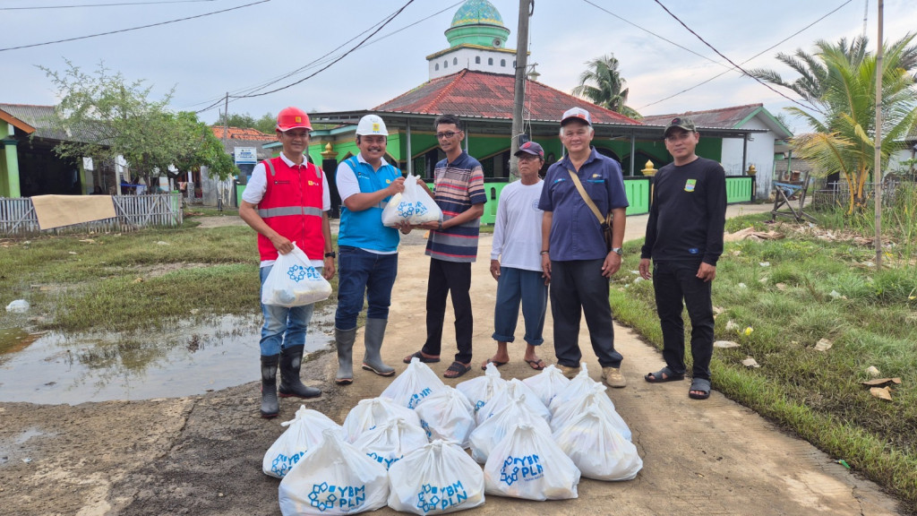 YBM PLN UP3 Bekasi Salurkan Bantuan Sembako Ke Warga Terdampk Banjir Rob di Muaragembong