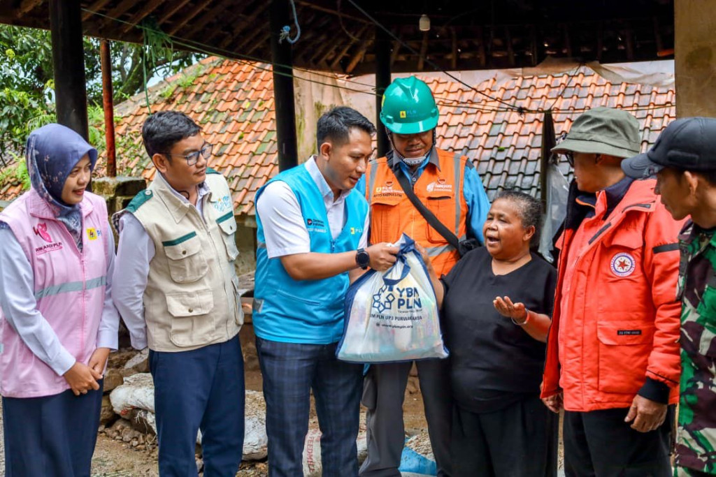 YBM PLN UP3 Purwakarta Salurkan Bantuan Sembako untuk Warga Terdampak Luapan Susukan Cikanday di Desa Mayang