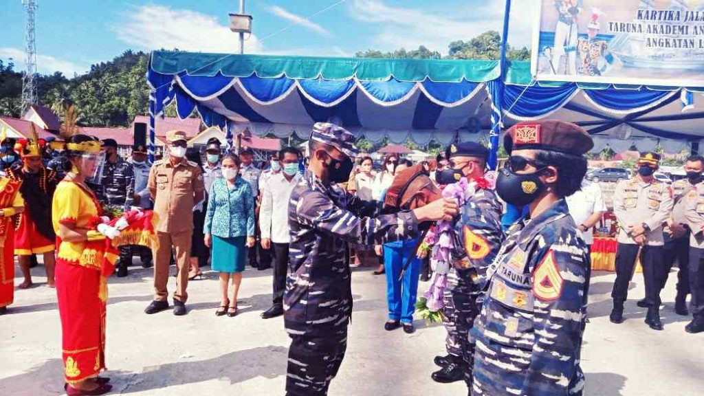 Salah satu perwakilan Taruna AAL, menerima kalungan bunga dari Danlanal Nias.
