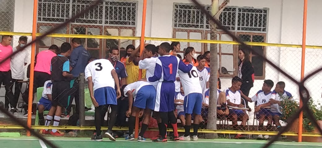 Tim Futsal SMAN 1 Nita saat sedang rehat