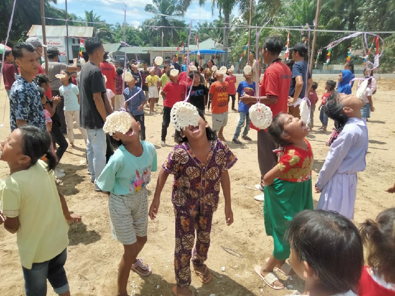 Anak-anak sekitar wilayah lingkar perusahaan antusias mengiikuti lomba makan kerupuk. (Foto/ist)