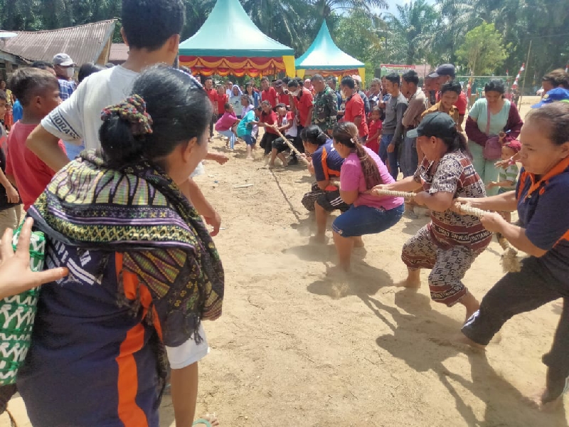 Ibu-ibu peserta lomba tarik tambang.