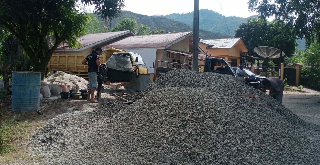 Rekanan menggunakan mesin molen dan batu pecah campuran pada proyek pembuatan parit di Jalan Kopral Galung Sibolga. (Foto/ist)