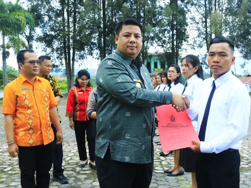 Bupati Samosir Vandiko T Gultom memberikan secara simbolis kepada salah seorang perwakilan  P3K yang menerima SK