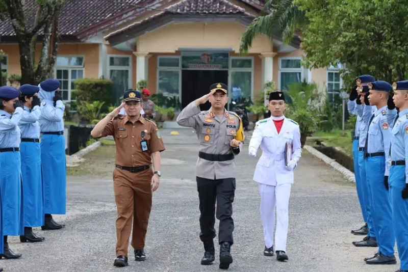 Kapolres Tapteng di dampingi Kepala Sekola SMA Negeri Matauli memasuki Lapangan Upacara 