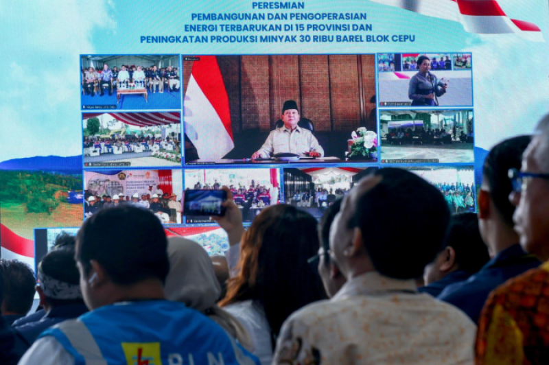 Presiden RI, Prabowo Subianto meresmikan pengoperasian dan pembangunan 55 proyek energi baru terbarukan EBT serentak di 15 provinsi di Indonesia melalui video conference pada Kamis, (26/6). Foto: BPMI Setpres