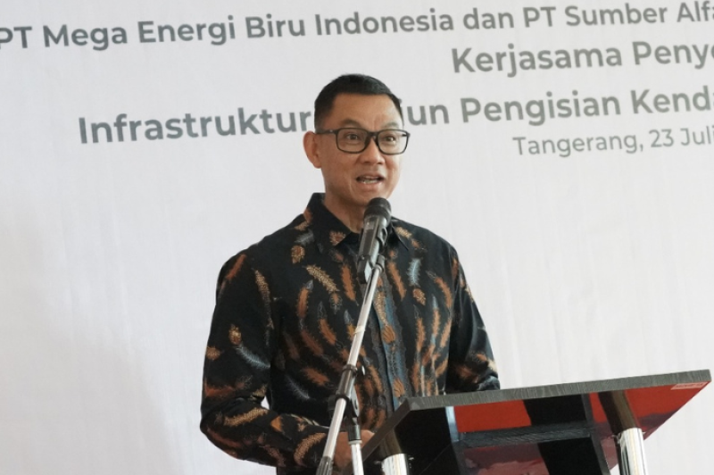 Direktur Utama PLN, Darmawan Prasodjo, saat memberikan sambutan pada agenda Penandatanganan Nota Kesepahaman terkait Kerja Sama Penyediaan Infrastruktur Stasiun Pengisian Kendaraan Listrik Umum (SPKLU) antara PLN dengan MEBI dan Alfamart, di Tangerang, Banten, Kamis (24/07/2025). .