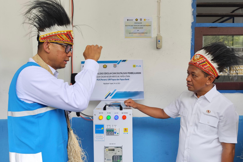Menteri ESDM, Bahlil Lahadalia (kanan) mendengarkan penjelasan Direktur Utama PLN, Darmawan Prasodjo (kiri) terkait inovasi SuperSUN yang telah dipasang di SDN Kiriyow, Kepulauan Yapen pada Kamis (24/7). PLN telah menyiapkan SuperSUN sebagai sumber energi listrik yang akan disalurkan ke 693 sekolah di Papua dalam Program Revitalisasi Sekolah dan Digitalisasi Pembelajaran yang diinisiasi Pemerintah melalui Kementerian Pendidikan dan Kebudayaan.