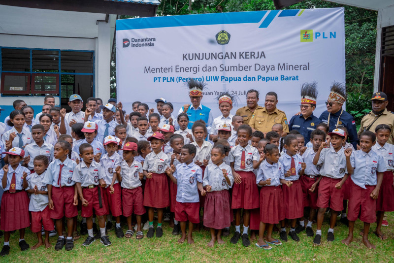 Tampak senyum merekah siswa SDN Kiriyow dan SMAN Kiriyow saat berfoto bersama Menteri ESDM, Bahlil Lahadalia (tengah) dalam kunjungannya ke sekolah tersebut pada Jumat (24/7/2025).