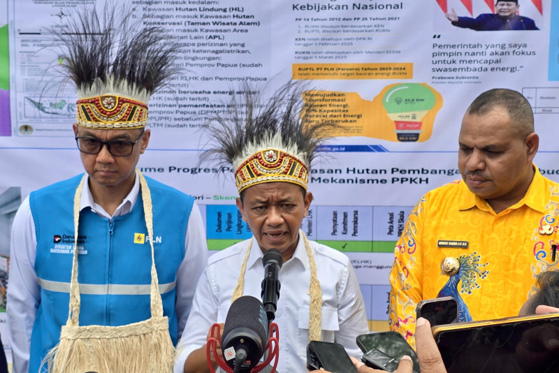 Menteri ESDM, Bahlil Lahadalia (tengah) didampingi Direktur Utama PLN, Darmawan Prasodjo (kiri) dan Bupati Supiori, Heronimus Mansoben (kanan) saat sesi doorstop dengan media di sela kunjungan kerjanya di Kabupaten Supiori, Papua, (26/7/2025).