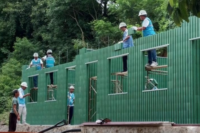 Petugas PLN ketika turun langsung membangun TK Negeri Kalu Manandang di Kecamatan Kambera, Kabupaten Sumba Timur, Nusa Tenggara Timur (NTT). Melalui program Tanggung Jawab Sosial dan Lingkungan (TJSL) PLN Peduli, TK ini dibangun menggunakan material ecoblock hasil olahan dari 2,2 ton sampah botol plastik daur ulang.