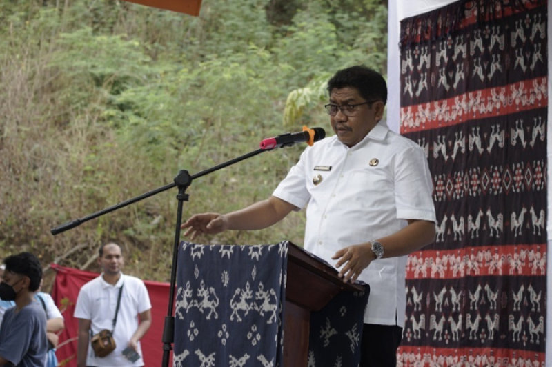 Dalam sambutannya, Bupati Sumba Timur, Umbu Lili Pekuwali mengapresiasi inovasi PLN dalam membangun fasilitas pendidikan berbasis plastik daur ulang. Menurutnya, langkah ini merupakan terobosan positif sejalan dengan prioritas pembangunan pendidikan di daerahnya.