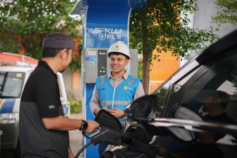 Ilustrasi pegguna kendaraan listrik saat mengisi daya di Stasiun Pengisian Kendaraan Listrik Umum (SPKLU). Pengembangan solusi digital untuk ekosistem kendaraan listrik, seperti SPKLU dan layanan electric vehicle (EV) lainnya yang terintegrasi dengan PLN Mobile adalah salah satu strategi beyond kWh dari PLN. Strategi ini merupakan bagian dari visi PLN untuk menjadi perusahaan Energy as a Service (EaaS).