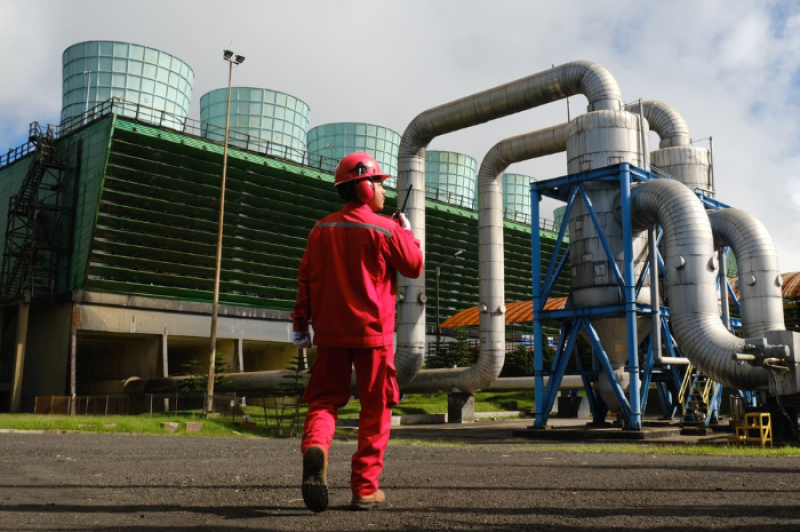 Petugas PLN Indonesia Power tengah memastikan keandalan PLTP Kamojang berkapasitas 140 MW di Kabupaten Garut, Jawa Barat, salah satu pembangkit PLN yang berkontribusi dalam layanan Renewable Energy Certificate (REC). REC merupakan produk beyond kWh PLN sebagai solusi bagi sektor industri dan bisnis untuk memperoleh listrik hijau yang andal dan terjangkau