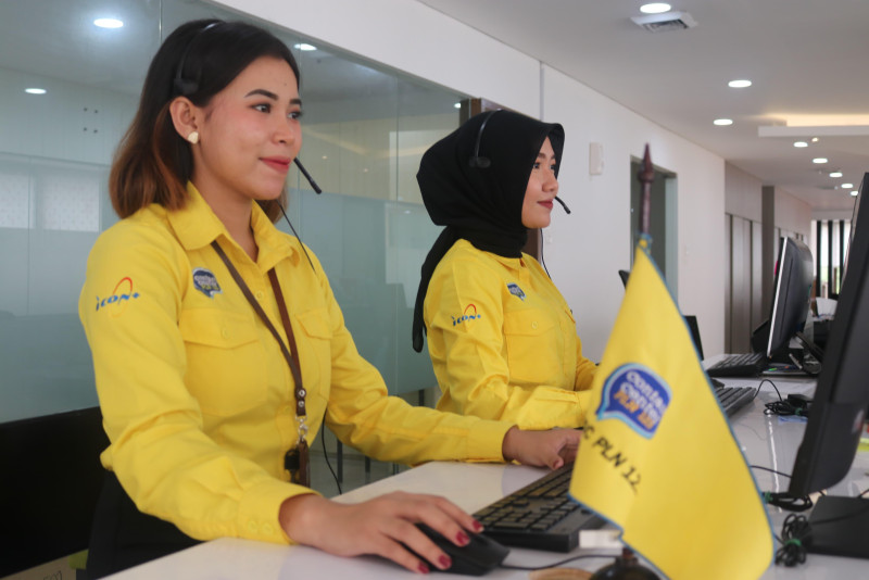 Ilustrasi salah satu petugas Contact Center PLN 123, Maria Margaretha (kiri) saat melayani pelanggan PLN. Maria berhasil meraih penghargaan Gold Winner pada Global Contact Center World Awards 2025 dari dua kategori, yakni Best Public Service dan Best Sales Campaign.