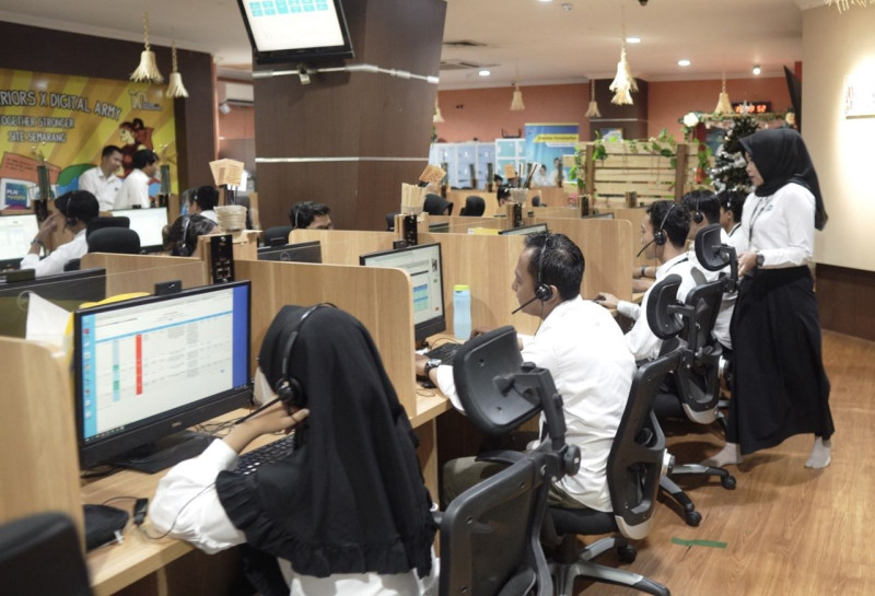 Tampak suasana di kantor Contact Center PLN 123 saat para petugas sedang melayani para pelanggan. Melalui layanan 24 jam penuh di berbagai kanal, seperti telepon 123, aplikasi PLN Mobile, media sosial, hingga layanan daring lainnya, PLN siap menjawab setiap tantangan dan terus meningkatkan standar layanan CC PLN 123.