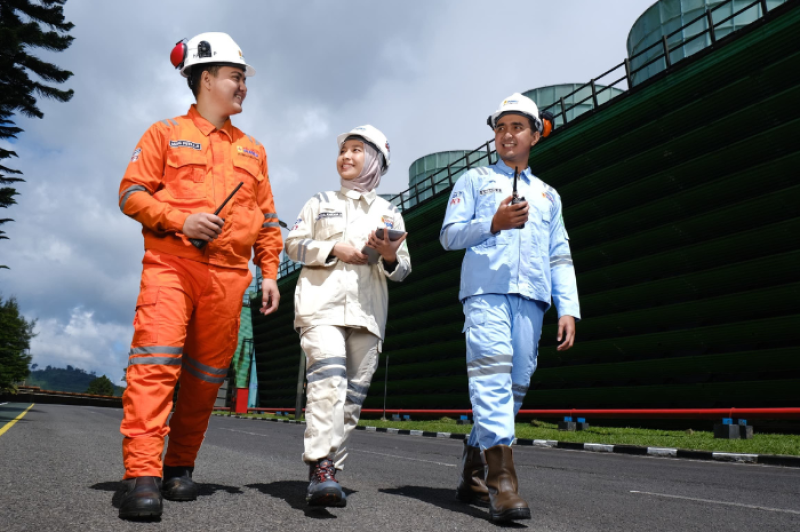 Petugas PLN Indonesia Power tengah memastikan keandalan Pembangkit Listrik Tenaga Panas Bumi (PLTP) Kamojang berkapasitas 140 megawatt (MW). PLTP Kamojang ini menjadi salah satu pembangkit PLN yang berkontribusi dalam layanan Renewable Energy Certificate (REC).