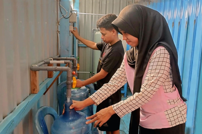 Warga Pulau Barrang Lompo kini menikmati air bersih berkat inovasi Desalinasi Berbasis Energi Surya (DE-BES) dari PLN. Sistem ini menghasilkan hingga 3.000 liter air bersih per hari dengan memanfaatkan panel surya 4,4 kilowatt peak (kWp) dan baterai 4,8 kilowatt hour (kWh) yang terhubung ke mesin Reverse Osmosis.
