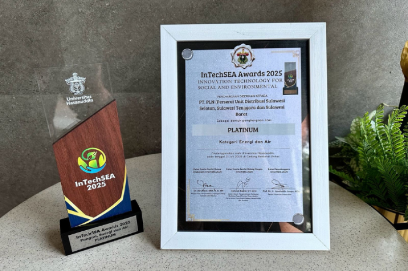 Tampak plakat dan sertifikat penghargaan Platinum yang diraih PLN Unit Induk Distribusi Sulawesi Selatan, Sulawesi Tenggara, dan Sulawesi Barat dalam ajang InTechSEA Awards 2025, berkat inovasi Desalinasi Berbasis Energi Surya (DE-BES) sebagai solusi hijau untuk air bersih di Pulau Barrang Lompo, Makassar.