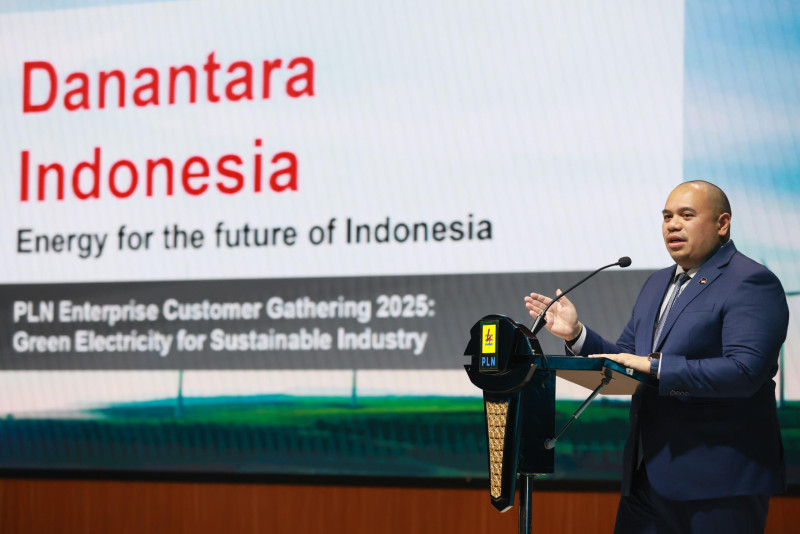 Chief Investment Officer (CIO) Danantara, Pandu Patria Sjahrir saat menyampaikan keynote speech pada acara Enterprise Customer Gathering PLN di Jakarta, Sabtu (09/08/2025).