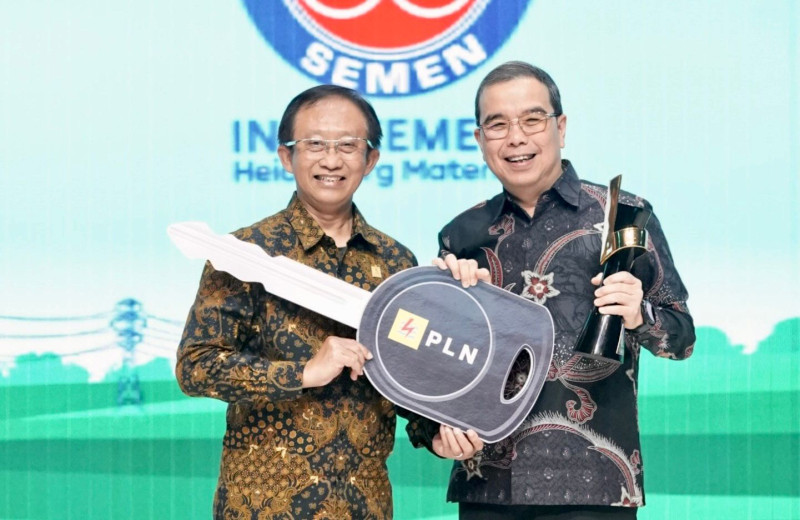 Penyerahan penghargaan kategori Best Energy Consumption oleh Direktur Niaga PLN, Adi Priyanto (kiri) kepada Direktur Utama PT Indocement Tunggal Prakarsa, Christian Kartawijaya (kanan).